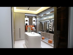 आधुनिक स्मार्ट ड्रेस में चलना