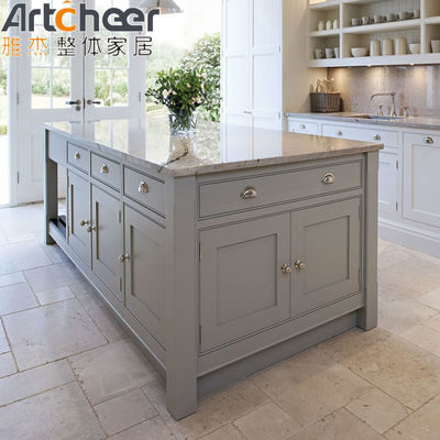 संगमरमर पत्थर और आधुनिक ग्लास लटकन प्रकाश डिजाइन के साथ रसोई द्वीप आधार अलमारियाँ